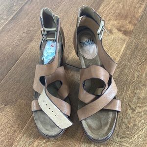 Sofft tan leather heels size 8